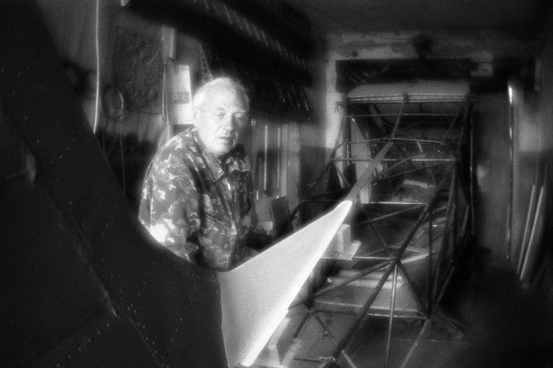 Валерий Суханов, руководитель "Клуба любительского авиационного технического творчества "СТАРОДУБ", в процессе создания 84-го самолёта своими руками, Стародуб, Брянская область, Россия. Август 2018