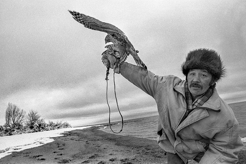 A Kyrgyz hunter with a falcon on his arm near Lake Issyk-Kul, Kyrgyzstan. 1994 © Oleg Klimov