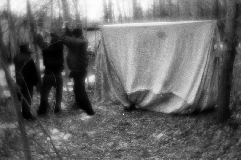 Ребята нашли старую туристическую брезентовую палатку и смотрят, можно ли её использовать под жилье, район Тропарёво-Никулино, Москва, Россия. 11 апреля 2016