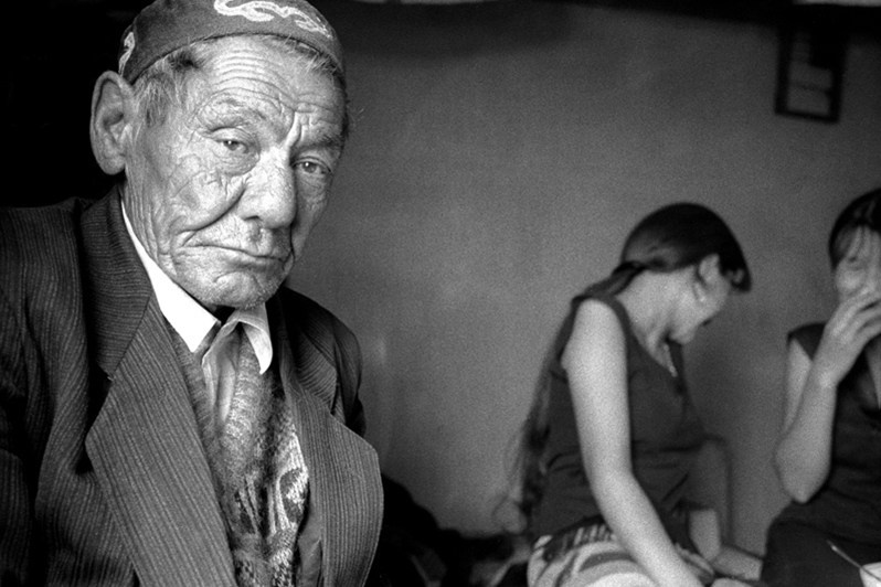 A long talk!, Koszhar village, Aralsk district, Kyzyl-Orda region, Kazakhstan. August 2001