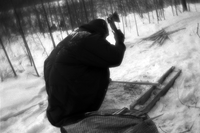 Костя рубит на дрова найденные оконные рамы, район Тропарёво-Никулино, Москва, Россия. 10 января 2016