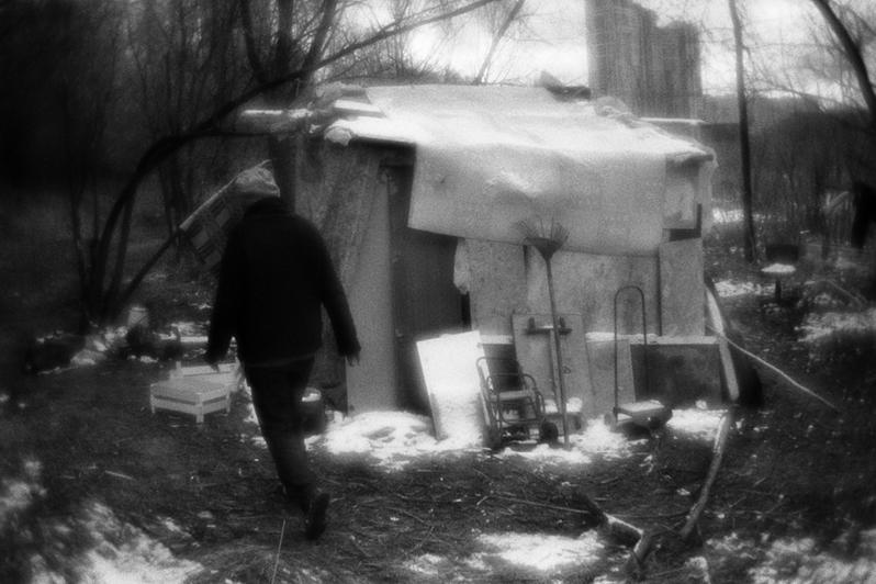 Наташа идёт к палатке Бориса, район Тропарёво-Никулино, Москва, Россия. 21 апреля 2015