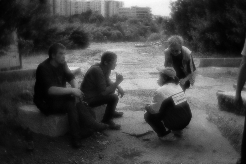 Представители "Социального патруля" пытаются убедить Диму и Игоря пойти с ними в социальный центр, район Тропарёво-Никулино, Москва, Россия. 3 июня 2015