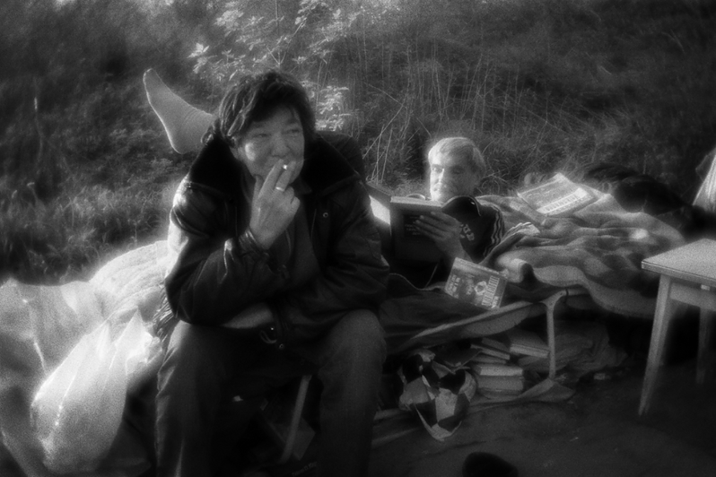 Валя и Саша используют раскладушку и как кровать, и как книжный шкаф, район Тропарёво-Никулино, Москва, Россия. 8 мая 2015