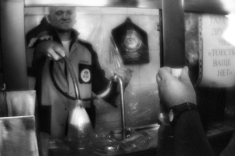 Продажа разливного пива на пивоваренном заводе "Жигули". Культовое место "На дне", Самара, Россия. Июль 2018