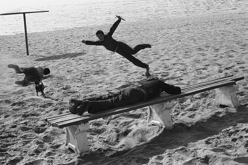 Мальчишки играют на пляже в войнушку, Запорожье, УССР. 1989