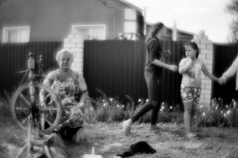 Женщина вышла на улицу, чтобы поработать на прялке, так как дома на неё постоянно ругается невестка, хутор Нижнегнутовский, Чернышковский район, Волгоградская область, Россия. Сентябрь 2019