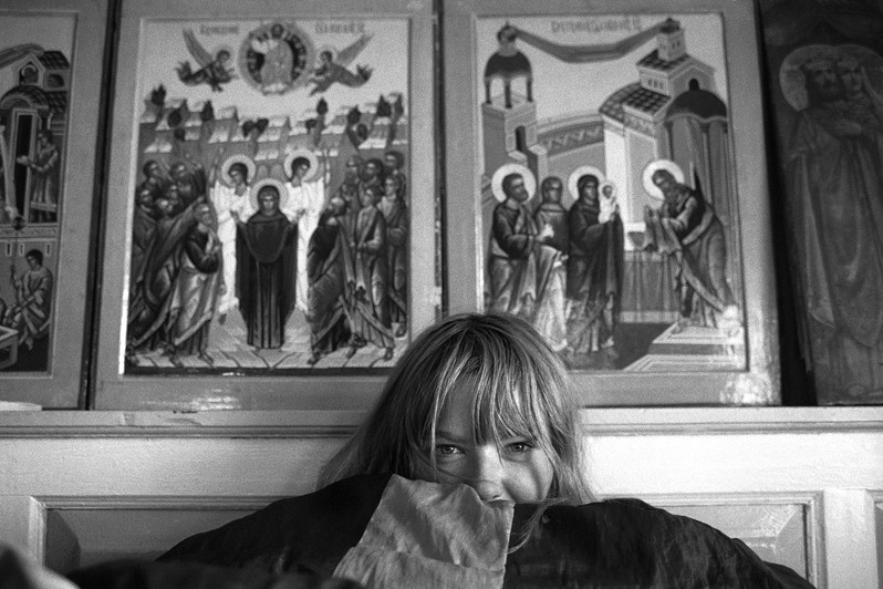 Портрет проснувшейся девушки под образами, деревня Погост, Пудожский район, Карелия, Россия. Август 2007