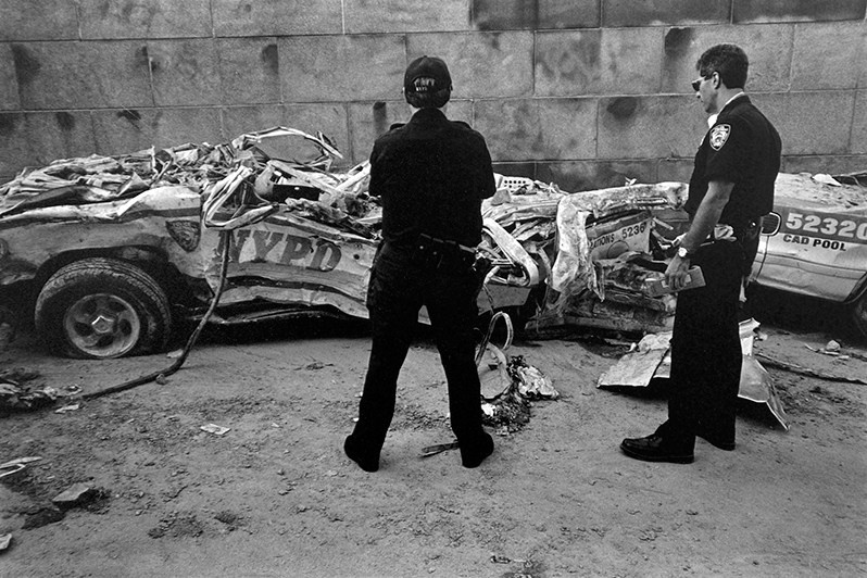 Полицейские машины, сплющенные близнецами, центр Манхэттена, Нью-Йорк, США. 12 сентября 2001