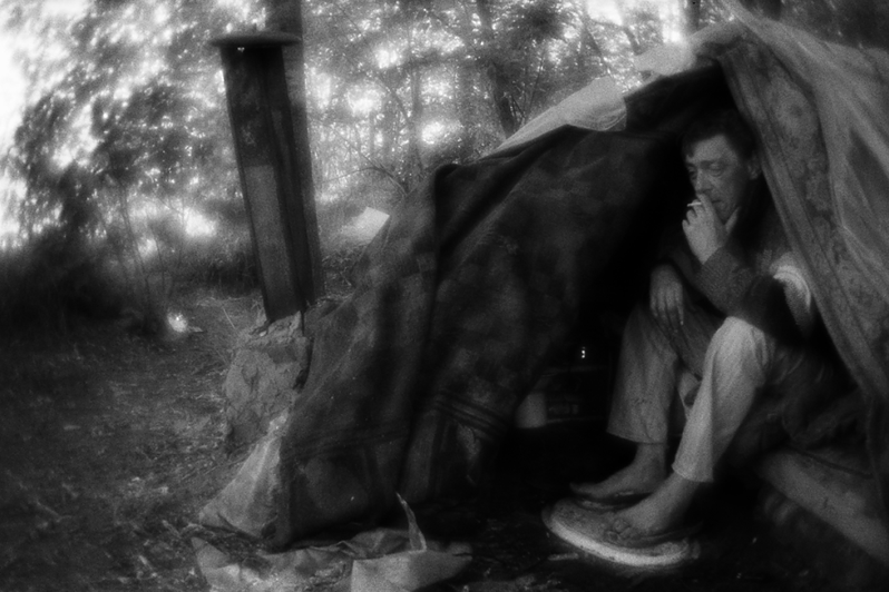 Костя в своей палатке утром, район Тропарёво-Никулино, Москва, Россия. 20 мая 2015