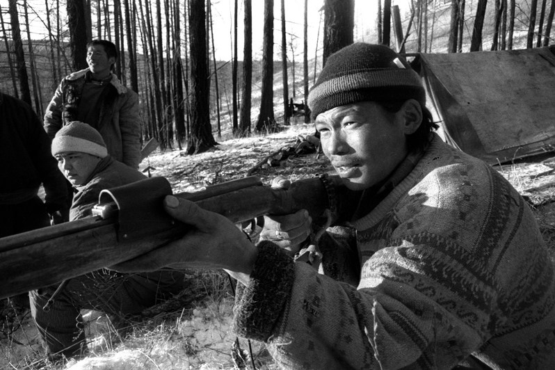 Оружие – предмет мужского увлечения, между Горхи-Тэрэлж и Булагом, Монголия. Январь 2002