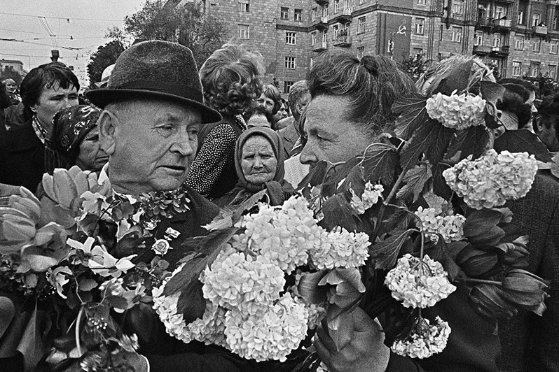 Встреча с цветами на площади Ленина, Запорожье, УССР. 1983