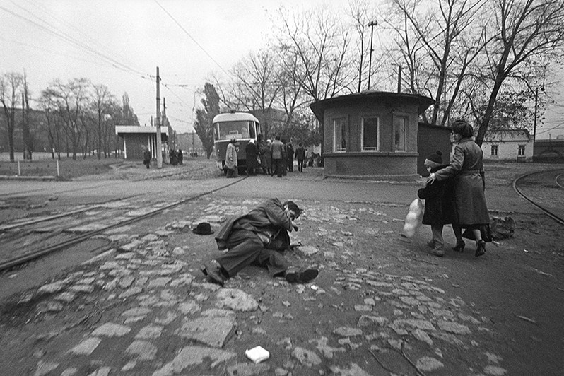 После окончания праздничной демонстрации по проспекту Ленина в честь 7 ноября, Запорожье, УССР. 1981