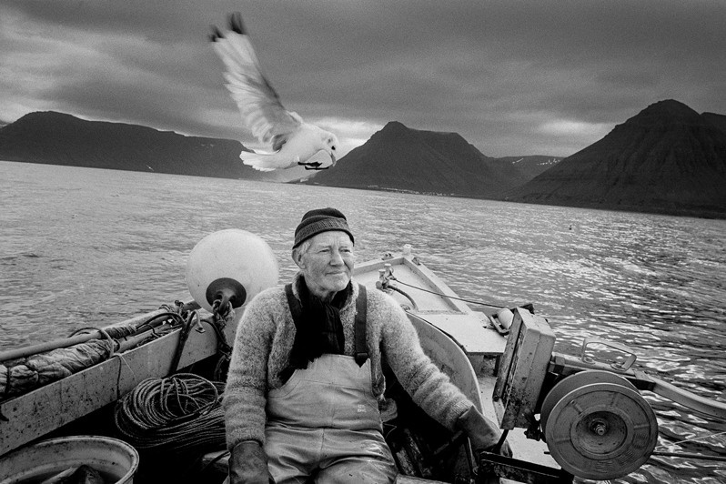 Old sailor Eyjólfur Guðmundur Ólafsson on his wooden boat returns from fishing to Isafjordur’s retirement home, near Isafjordur, Westfjords region, Iceland. 1995