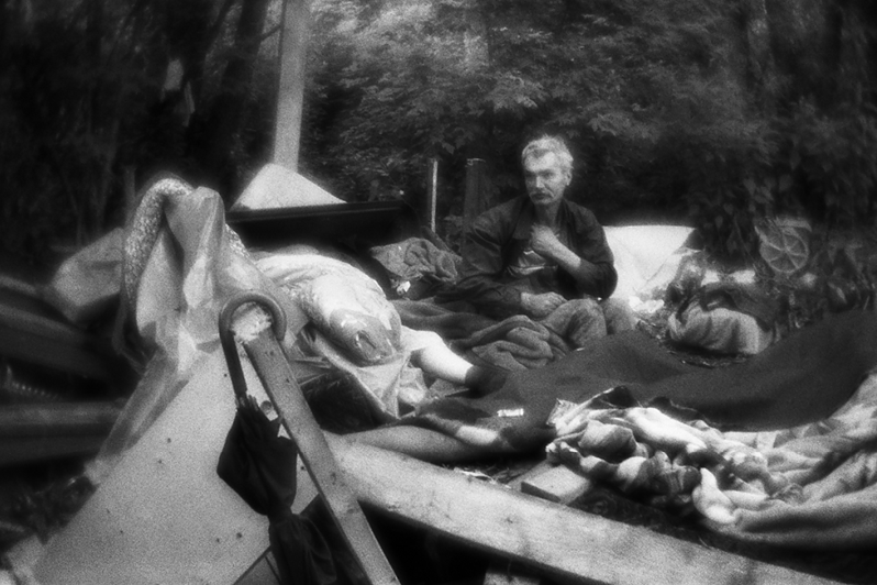 Саша просыпается в развалинах палатки, которую он делил с Валей, после недавнего сноса лагеря, район Тропарёво-Никулино, Москва, Россия. 14 июня 2015