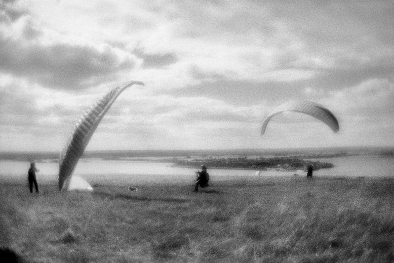 Тренировка по парапланеризму на холме с видом на Свияжск, Иннополис, Республика Татарстан, Россия. Май 2023