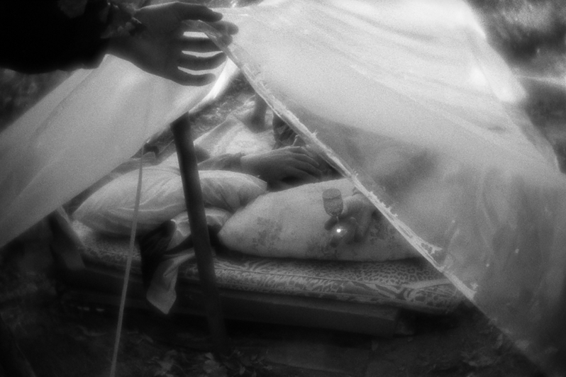 Костя под тентом временной палатки после сноса лагеря, район Тропарёво-Никулино, Москва, Россия. 14 июня 2015