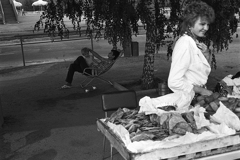 На набережной Днепра. Торговля с лотка, Запорожье, УССР. 1988