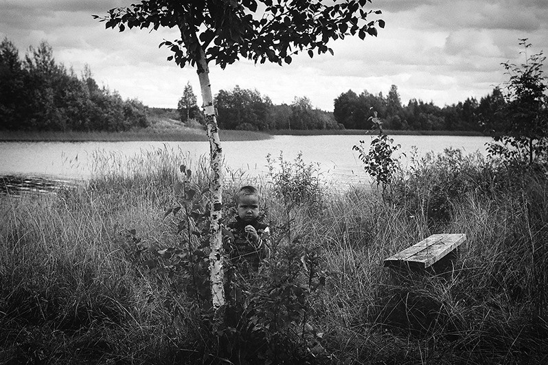 Арсений под березой на фоне озера, близ деревни Погост, Пудожский район, Карелия, Россия. 2014