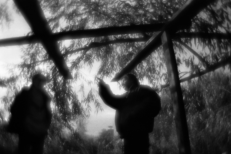 Володя разговаривает с Костей у палатки, которую он строит взамен недавно снесённой полицией, район Тропарёво-Никулино, Москва, Россия. 7 октября 2015