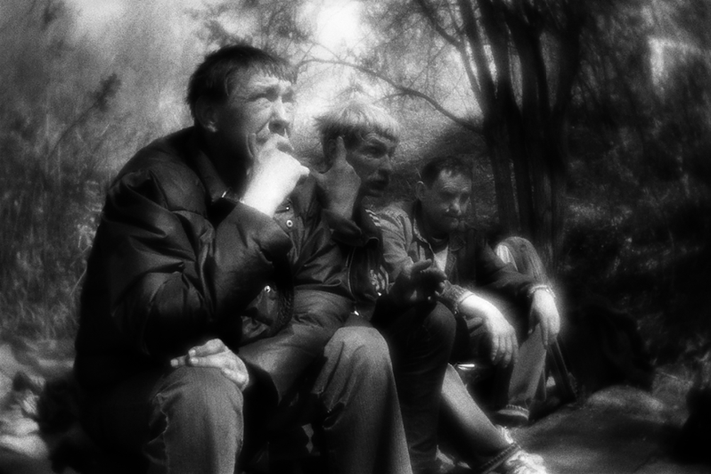 Костя, Саша и Вадим планируют день после завтрака, район Тропарёво-Никулино, Москва, Россия. 9 мая 2015