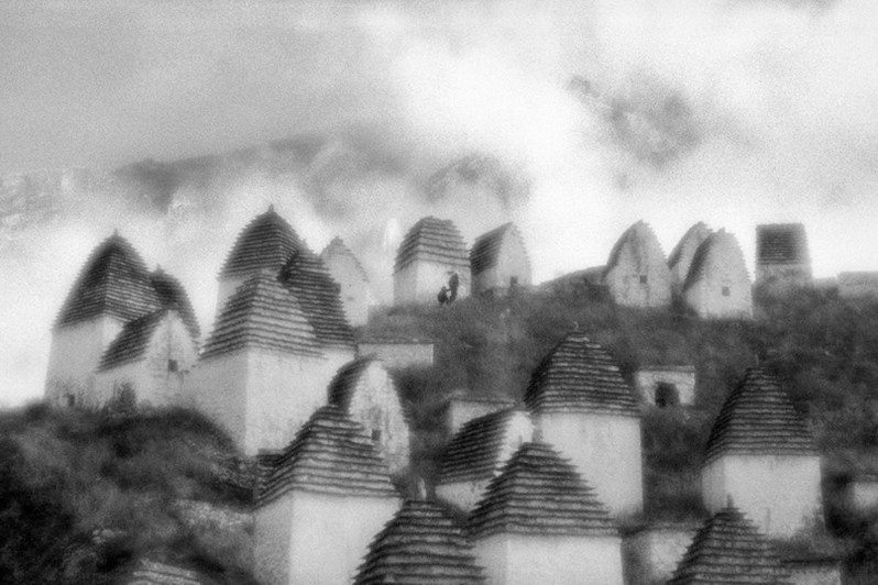 Город мёртвых, также известный как Даргавский склеп – комплекс наземных и полуподземных склеповых сооружений XIV-XVIII веков, близ села Даргавс, Пригородный район, Республика Северная Осетия–Алания, Россия. Январь 2023