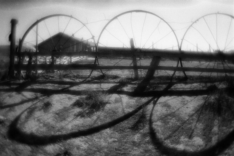 В Калмыкии принято делать ограждения из колес сельскохозяйственной техники, Республика Калмыкия, Россия. Сентябрь 2017