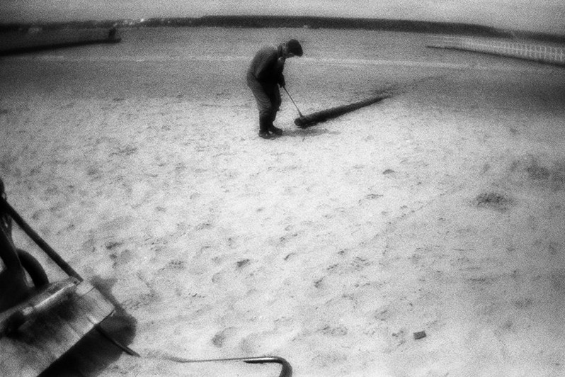 Мужчина вытаскивает из реки ствол дерева на дрова, Пермь, Россия. Июнь 2017