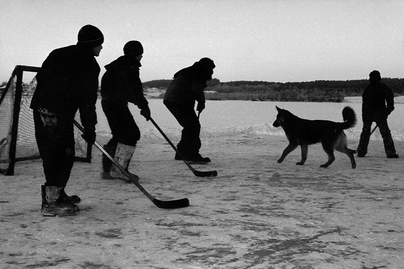 Вечерний хоккей на льду замёрзшего озера, деревня Погост, Пудожский район, Карелия, Россия. Январь 2009