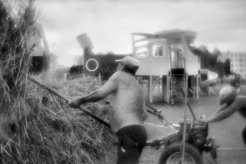 Уборка сена на детской площадке, Сим, Ашинский район, Челябинская область, Россия. Июль 2023