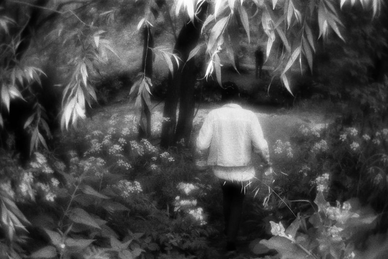 Наташа идёт к реке, протекающей в овраге, чтобы набрать воды, район Тропарёво-Никулино, Москва, Россия. 20 июня 2015