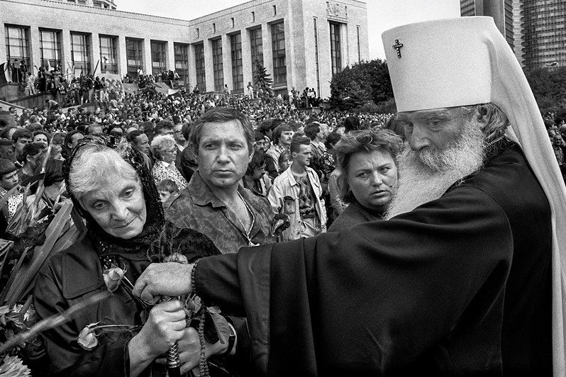 Metropolitan Pitirim (Nechaev), Metropolitan of Volokolamsk and Yuryevsk, among participants in the victory rally outside the Russian White House following the defeat of the State Committee on the State of Emergency (GKChP), Moscow, USSR. 22 August 1991 © Oleg Klimov