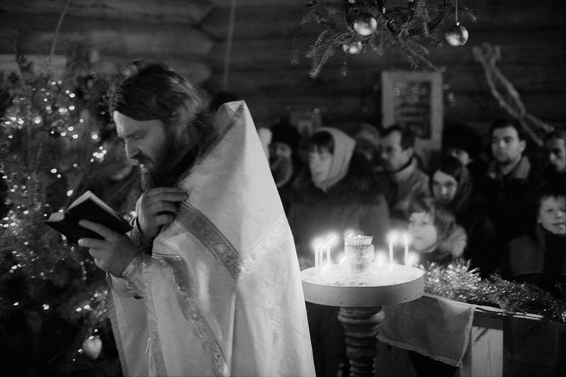Рождественская служба, деревня Погост, Пудожский район, Карелия, Россия. Январь 2009