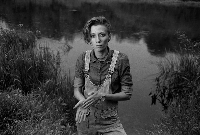 Елена и мелкий дождь, Брянск, Россия. 2019