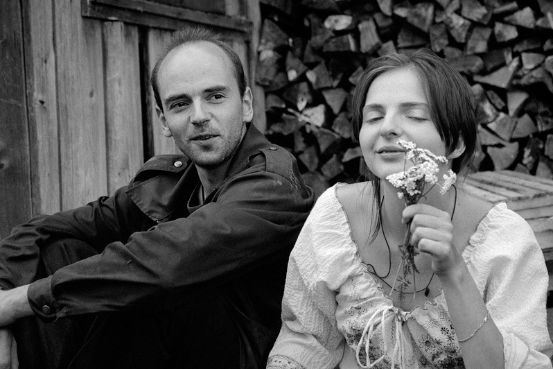 Староста Михаил Скуридин с приезжей гостьей из Москвы, деревня Погост, Пудожский район, Карелия, Россия. Август 2007