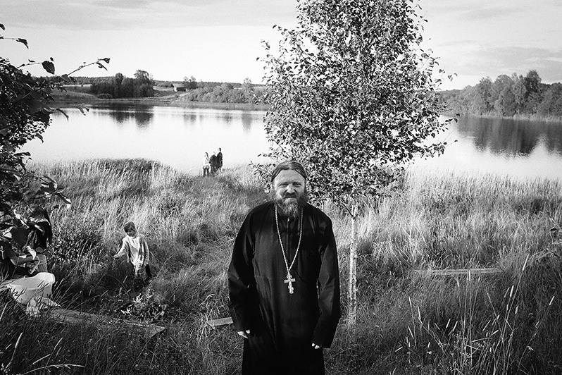 Отец Аркадий на берегу Колодозера, деревня Погост, Пудожский район, Карелия, Россия. 2012