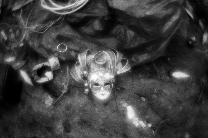 Возле палаток много разных вещей, район Тропарёво-Никулино, Москва, Россия. 20 июня 2015