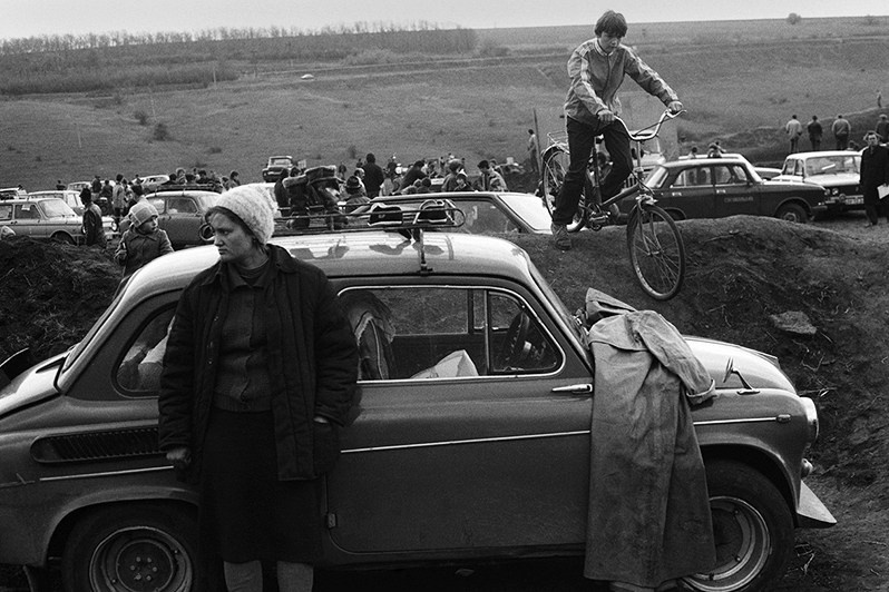 Женщина на фоне горбатого "Запорожца" на соревнованиях по багги, Запорожье, УССР. 1989