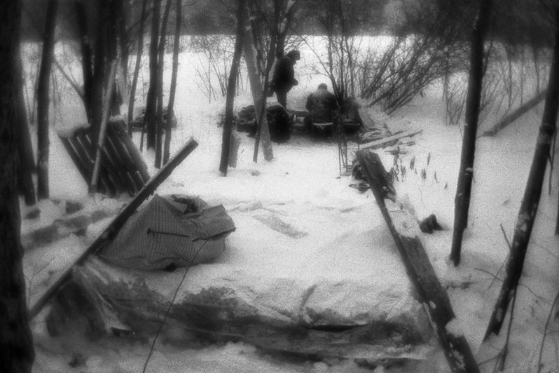 Кровать Кости и Наташи. Они ещё не успели построить палатку вокруг кровати после последнего сноса лагеря полицией, район Тропарёво-Никулино, Москва, Россия. 27 января 2016