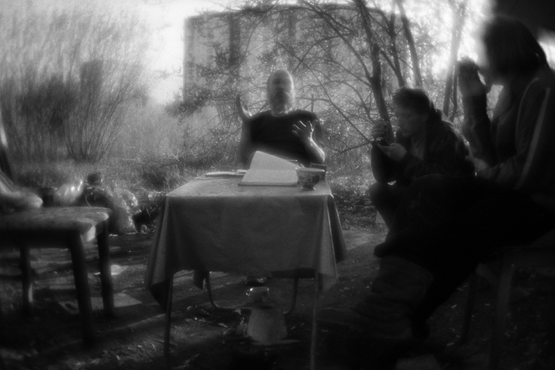 Безалкогольный вечер у палатки Володи, район Тропарёво-Никулино, Москва, Россия. 8 мая 2015