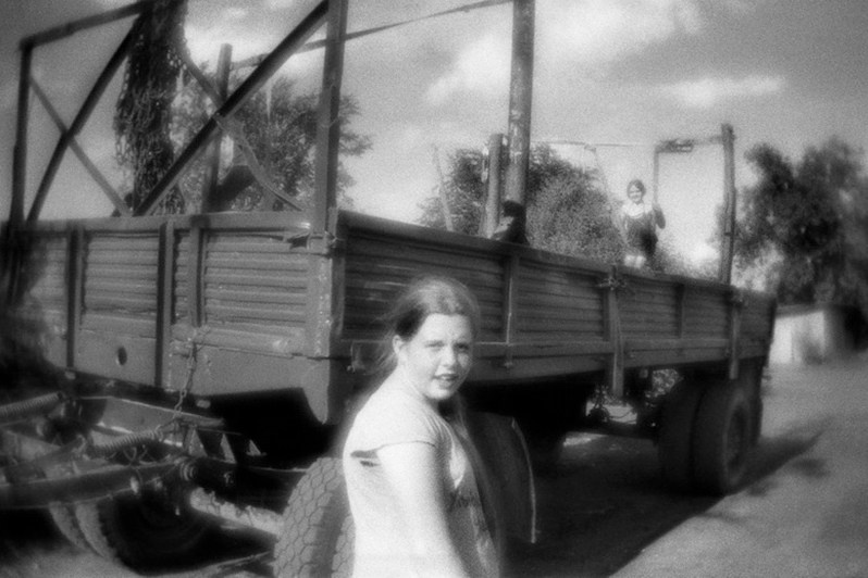 Дети играют на качелях, установленных на грузовом прицепе, город Обь, Новосибирская область, Россия. Июнь 2021