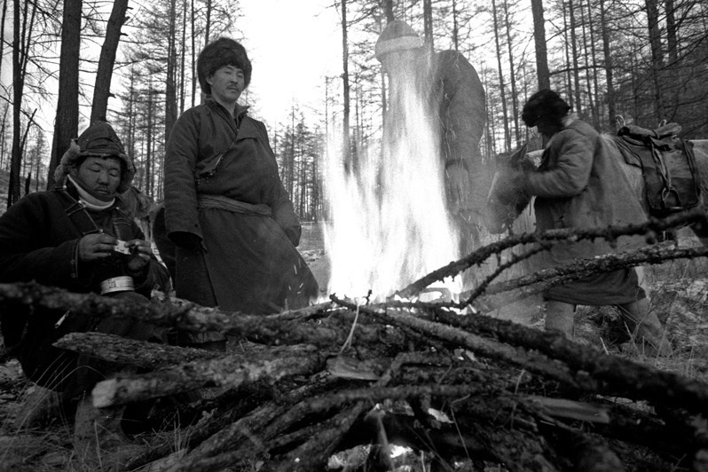 Привал воинов после трёхдневного преследования волков, между Горхи-Тэрэлж и Булагом, Монголия. Январь 2002