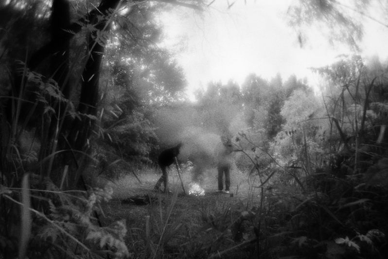 Костя и Миша сжигают найденную на свалке проволоку, чтобы очистить её от изоляции и сдать в пункт приёма вторсырья, район Тропарёво-Никулино, Москва, Россия. 20 июня 2015