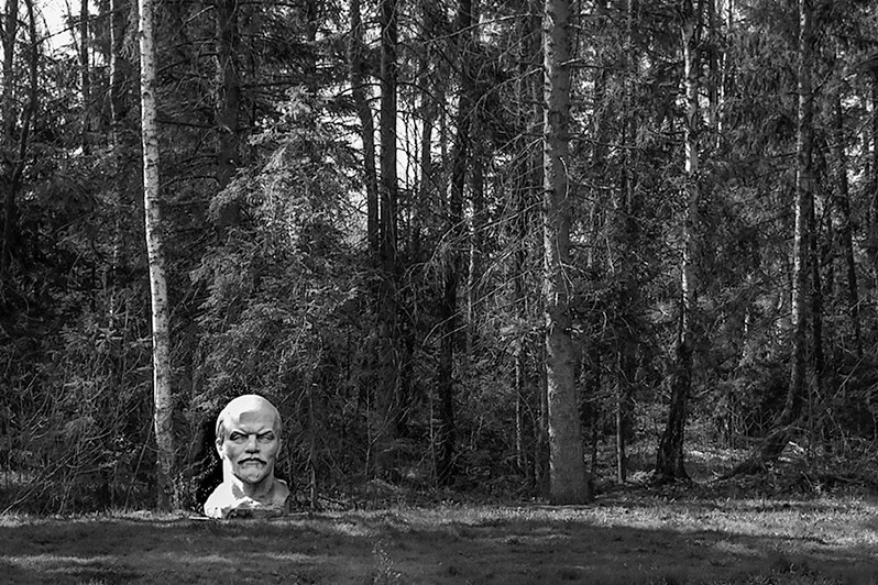 A bust of Lenin in Europos Parkas, near Vilnius, Lithuania. 1999 © Oleg Klimov
