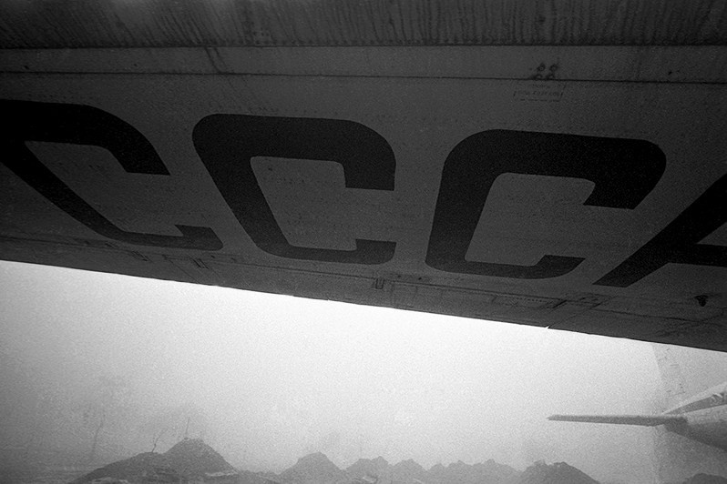 Детский кинотеатр "Полёт" внутри фюзеляжа самолёта Ил-18 в парке Трудовой славы, Запорожье, УССР. 1988