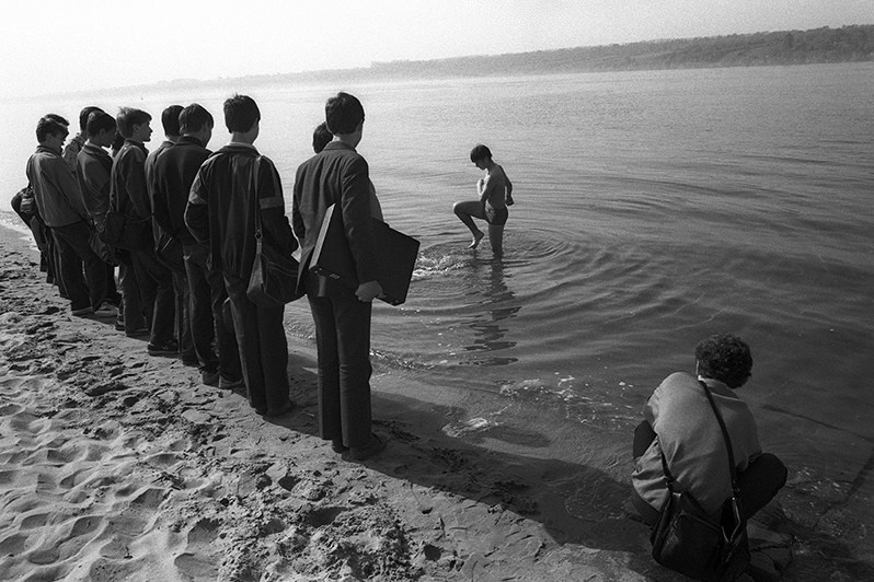 Весна. Проба воды после школьных занятий, Запорожье, УССР. 1990