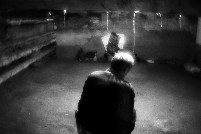 Саша очищает провода от изоляции в подвале здания, где они с Валей неофициально работали уборщиками улиц до сентября, чтобы потом продать медь в пункте приёма вторсырья, район Тропарёво-Никулино, Москва, Россия. 20 августа 2015