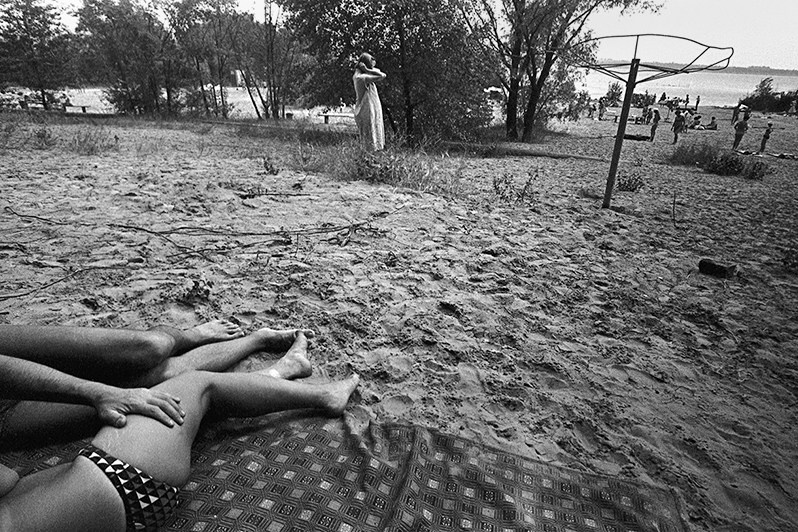 Пара отдыхающих на пляже, Запорожье, УССР. 1982