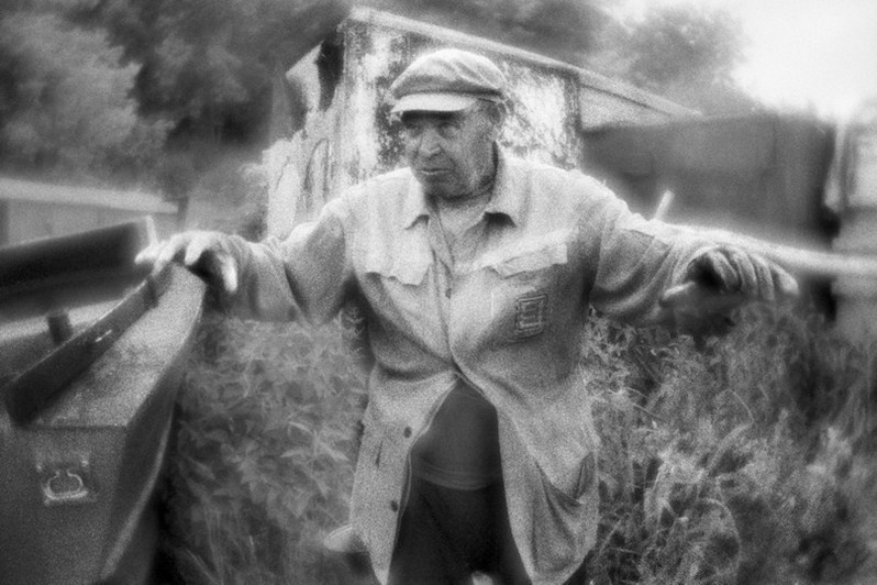 Рыбак на берегу реки Кама, Сарапул, Удмуртская Республика, Россия. Июль 2022