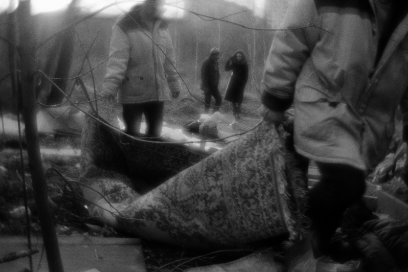 Во время периодического сноса лагерей уборщиками улиц под наблюдением полиции и "Социального патруля", район Тропарёво-Никулино, Москва, Россия. 8 декабря 2015